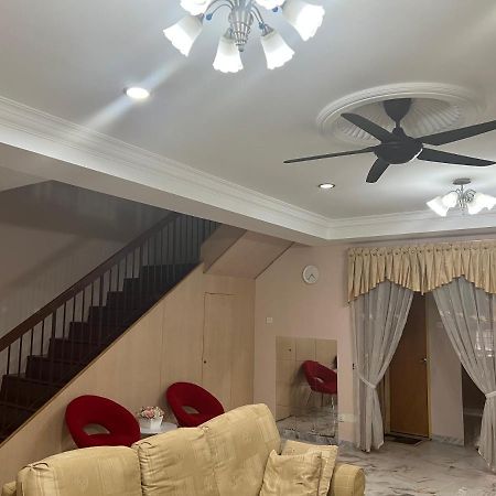 D'Lestari Homestay Seri Kembangan Esterno foto