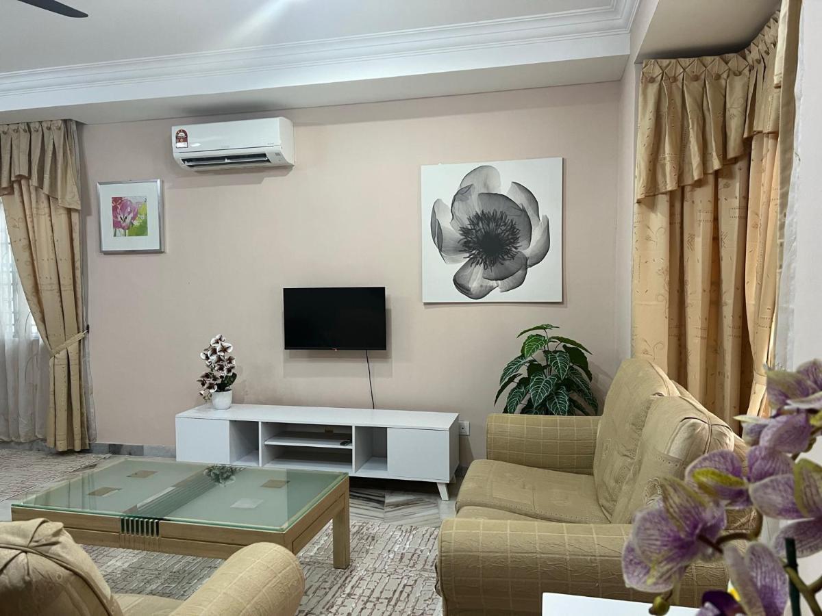 D'Lestari Homestay Seri Kembangan Esterno foto