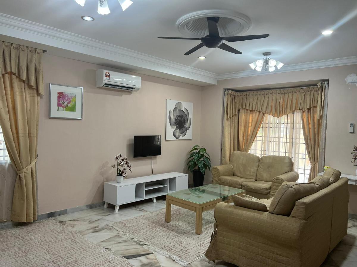 D'Lestari Homestay Seri Kembangan Esterno foto