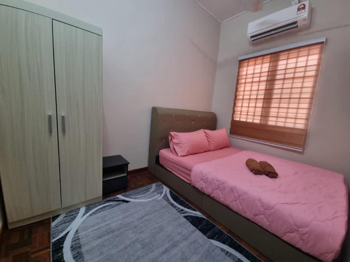D'Lestari Homestay Seri Kembangan Esterno foto