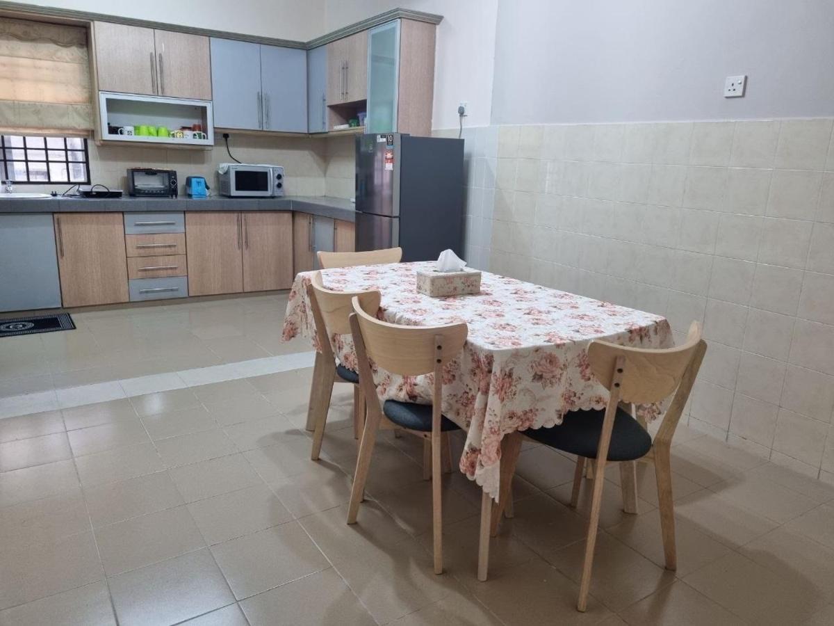 D'Lestari Homestay Seri Kembangan Esterno foto